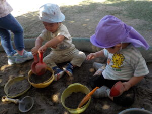 ひばり幼稚園の砂場で楽しみました。